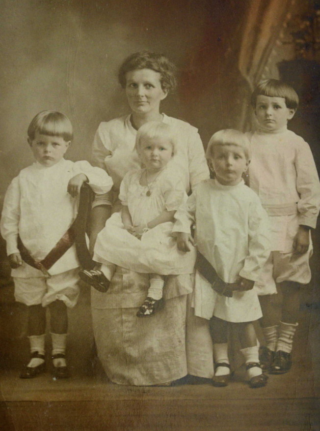 Mary Caldwell Knox holding her children